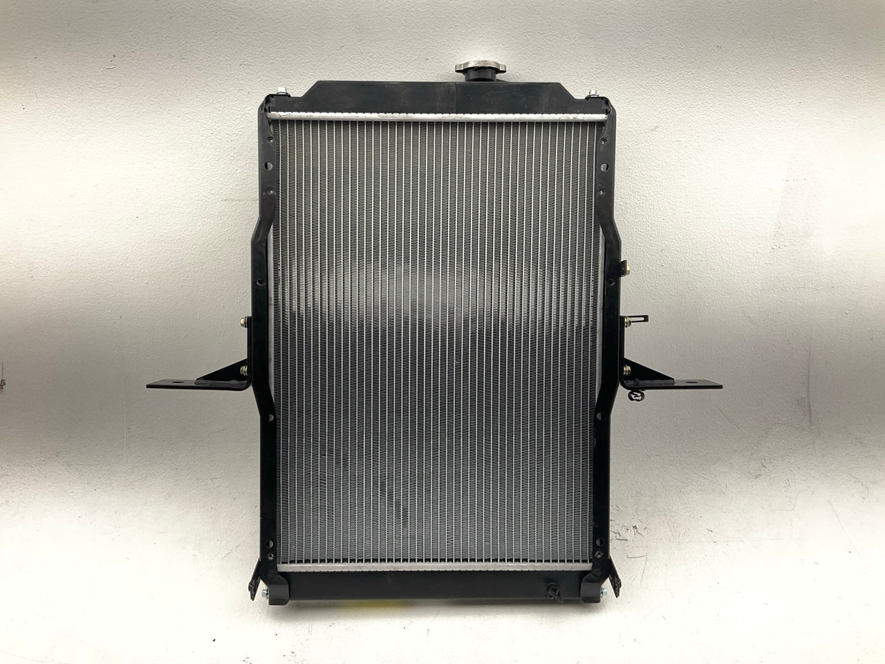 Agility 8067103 Radiator For 1988-1995 Mitsubishi Fuso FH 5.0L DIESEL I6