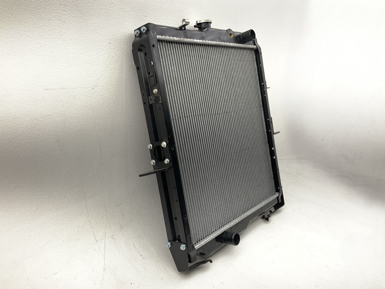 Agility 8067108 Radiator For 1995-2004 Mitsubishi Fuso FK 7.5L DIESEL I6