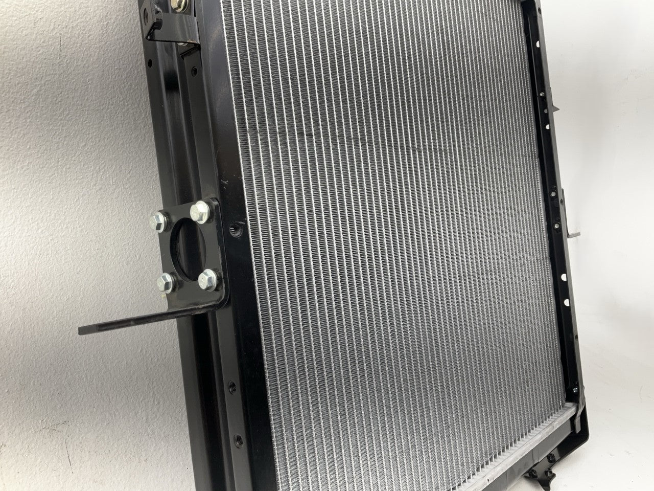 Agility 8067108 Radiator For 1995-2004 Mitsubishi Fuso FK 7.5L DIESEL I6