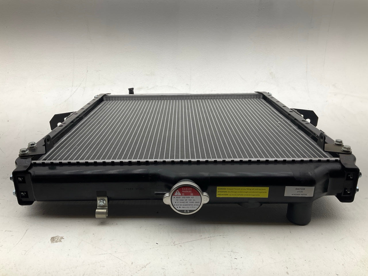 Agility 8067108 Radiator For 1995-2004 Mitsubishi Fuso FK 7.5L DIESEL I6