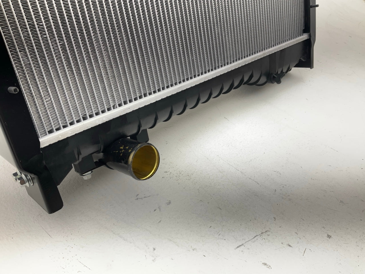 Agility 8067301 Radiator For 1999-2004 Hino FE2620 SG3320 SG3325 8.0L DIESEL