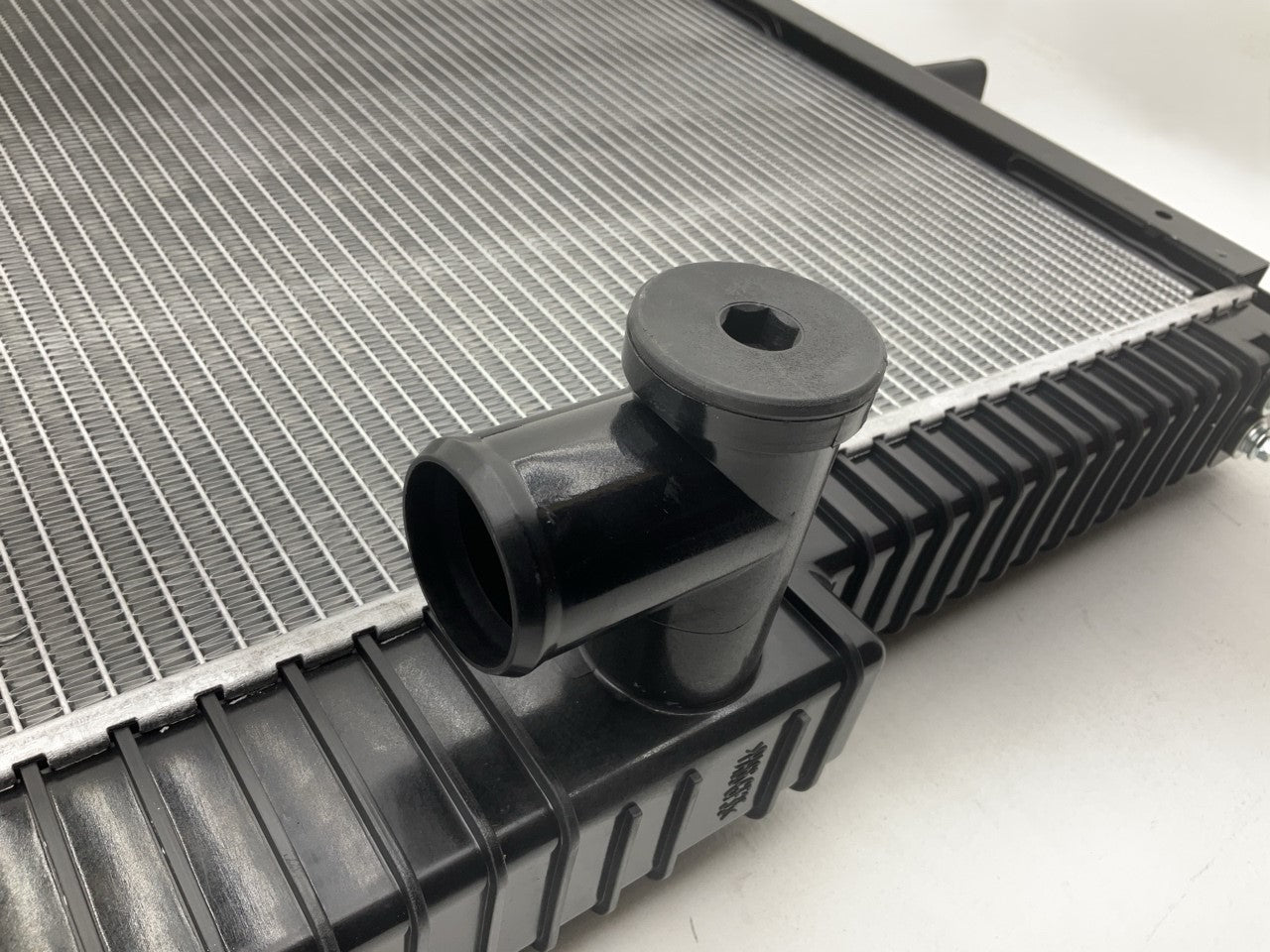 Agility 8067404 HD Radiator For 1991-1994 Nissan UD 1800 2000 2300 2600 Truck