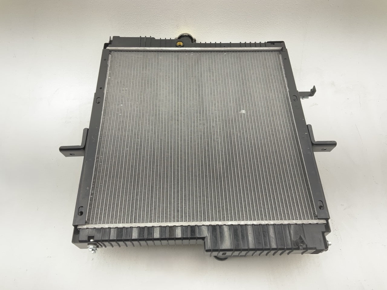 Agility 8067404 HD Radiator For 1991-1994 Nissan UD 1800 2000 2300 2600 Truck