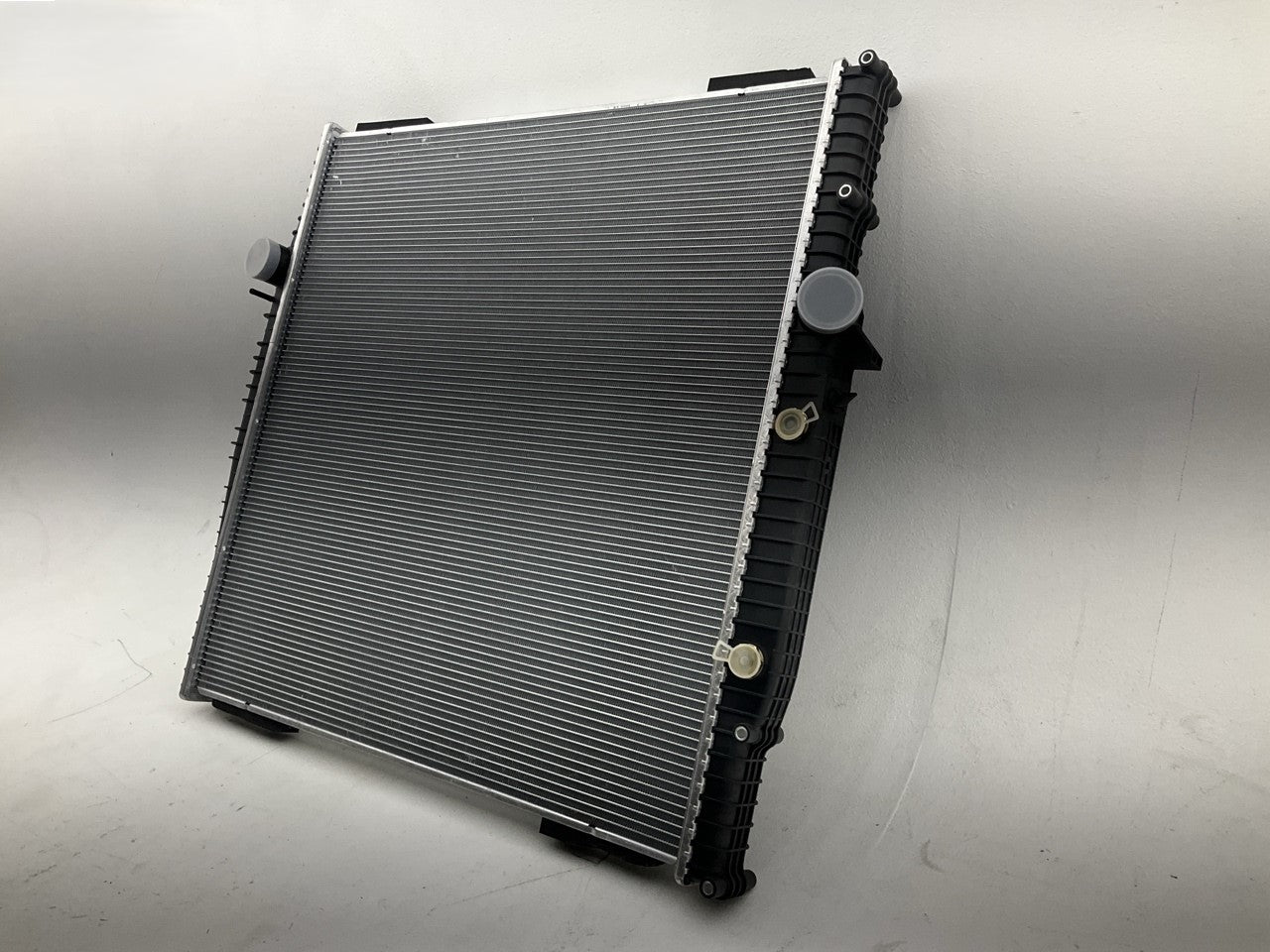 Agility 8070124 Radiator For 2004-2006 Volvo VNL, 2004 Volvo VN