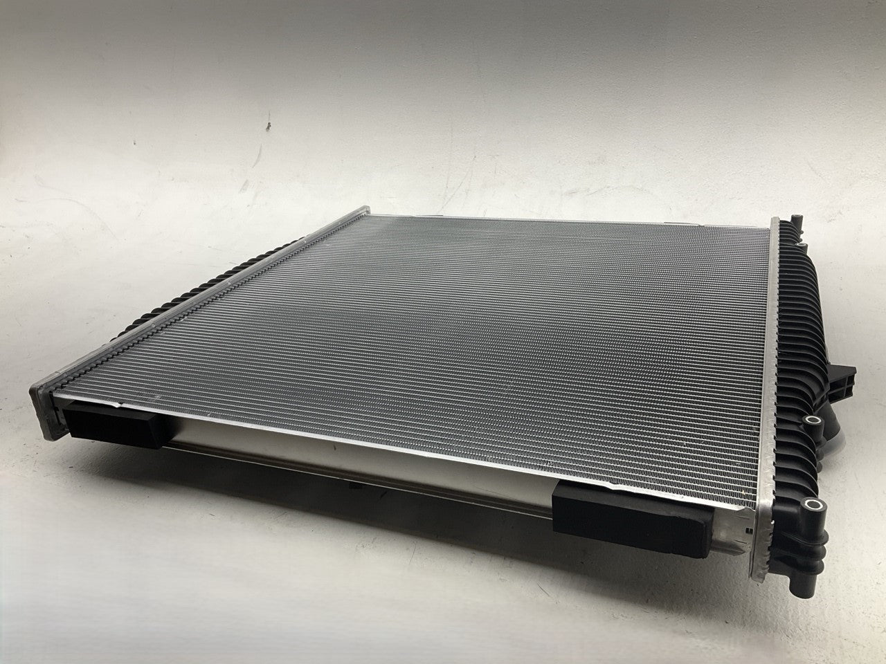 Agility 8070124 Radiator For 2004-2006 Volvo VNL, 2004 Volvo VN