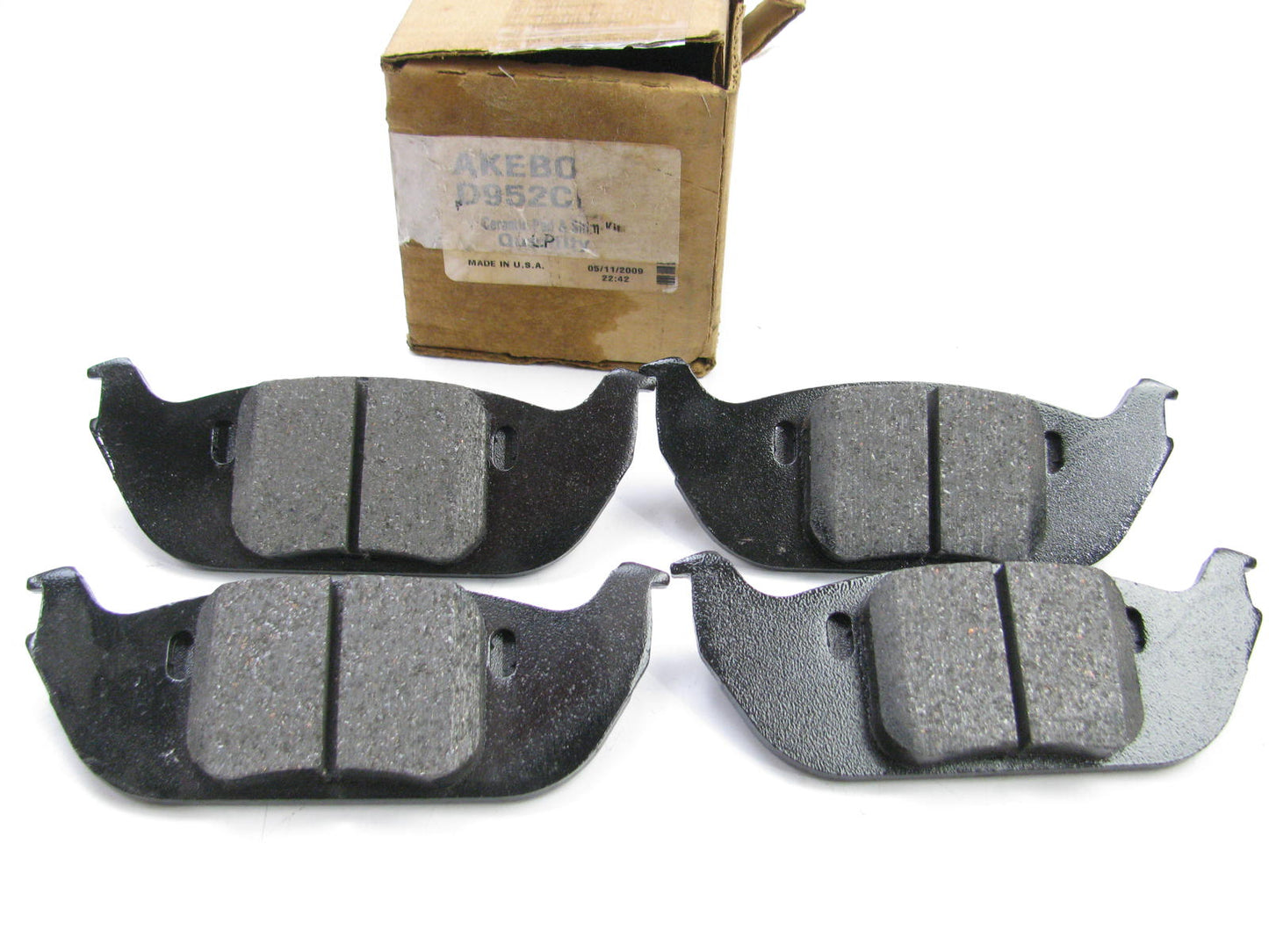Akebono D952CP Rear Disc Brake Pad Set  For 2003-2005 Lincoln Aviator
