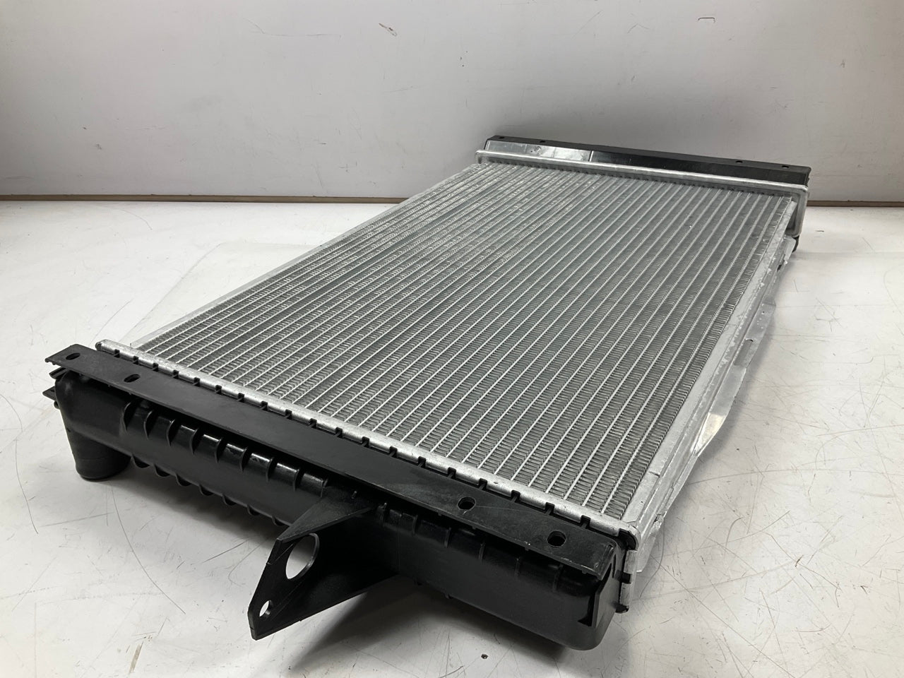 Apdi 8012424 Radiator For 1999-05 Volvo C70, 1999-00 S70, 1999-04 V70 2.3L 2.4L