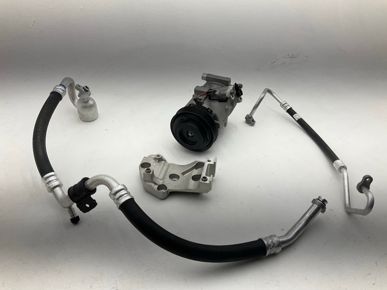 Auto 7 701-0205 A/C Compressor Kit With Hoses For 2007-2008 Kia Rondo