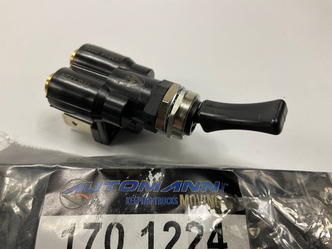 Automann 170.1224 Air/Electric Three-Way Paddle Style Toggle Valve, 5 Amp 12V