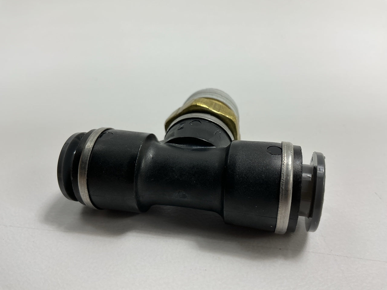 Automann 177.11726C PLC Swivel Male Branch Tee 3/8'' X 3/8'' NPT
