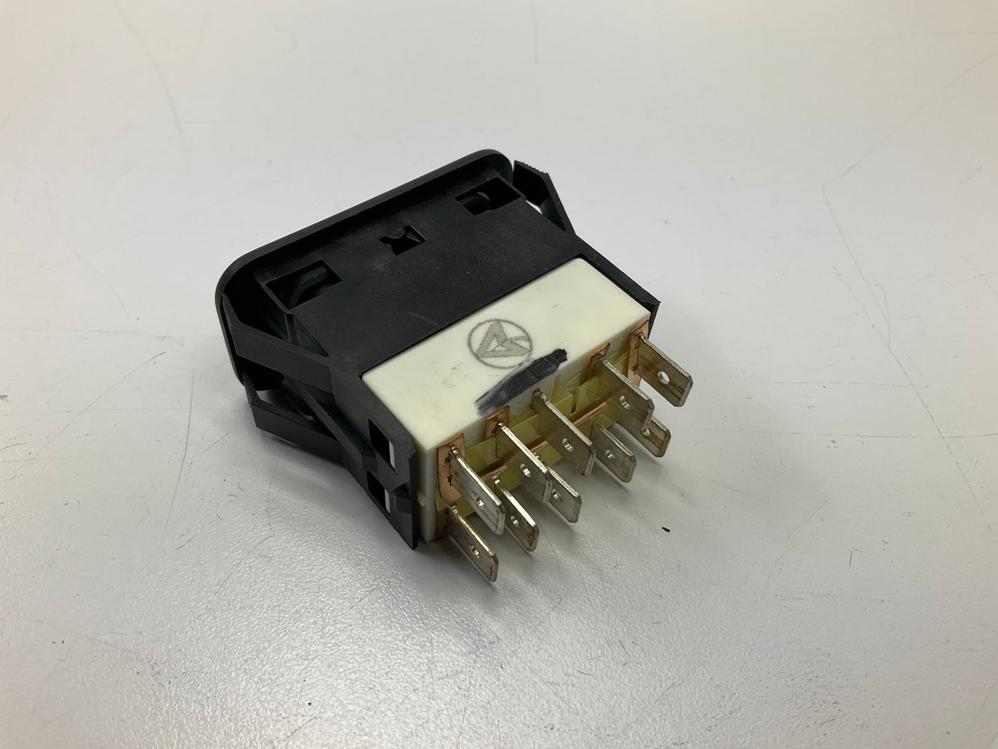 Automann 577.46502 Driver Side Window Switch For 2005-2011 Freightliner Century