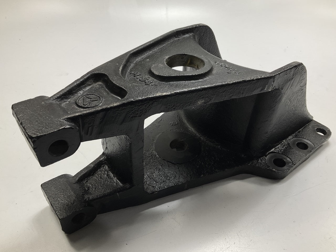 Automann M1546 Drive Axle Center Hanger Cast, Replaces International 497787C3