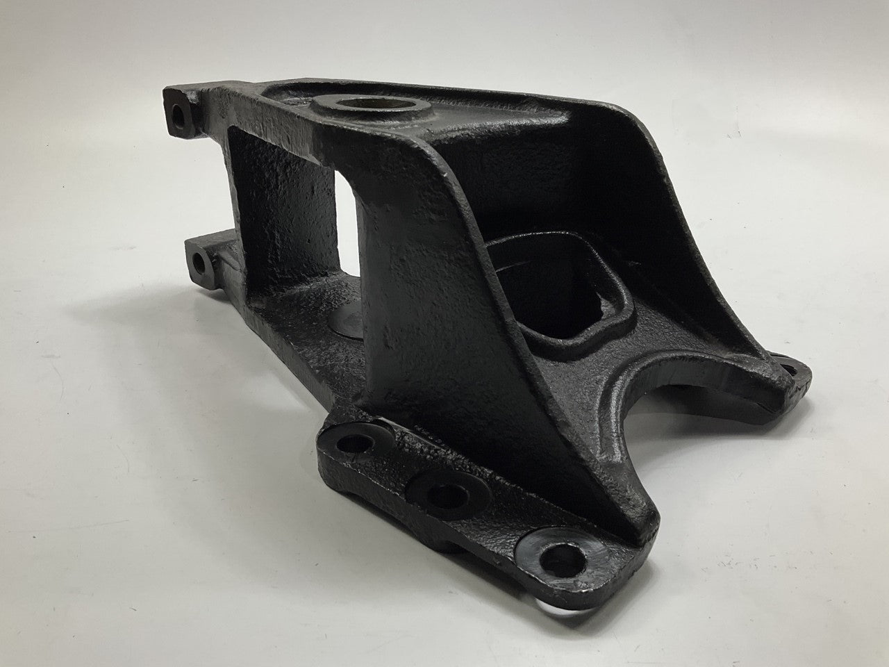 Automann M1546 Drive Axle Center Hanger Cast, Replaces International 497787C3