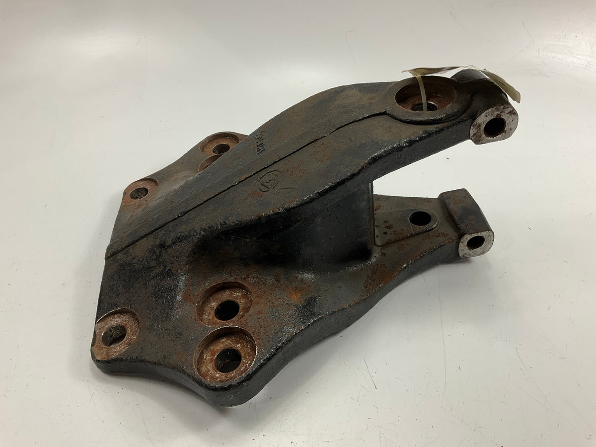 RUST SEE PHOTOS Automann M1835 Leaf Spring Hanger Replace 16-12571, 16-12571-000
