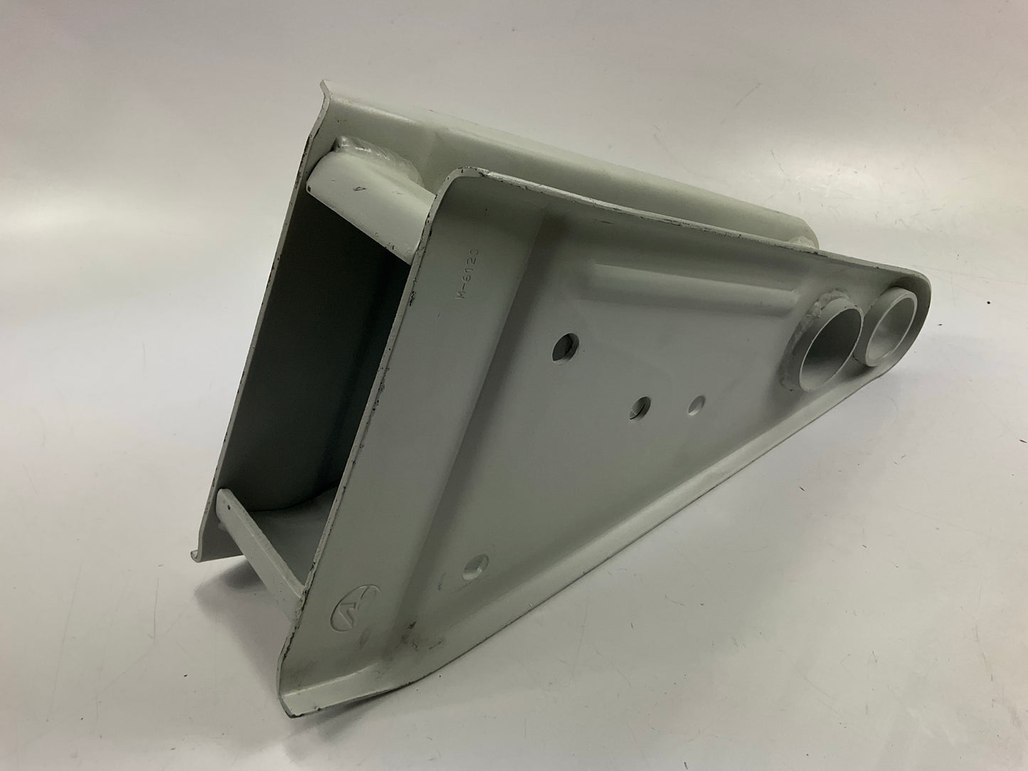 Automann M6120 - Front Under Moutn Hanger Narrow Undermount For Fruehauf
