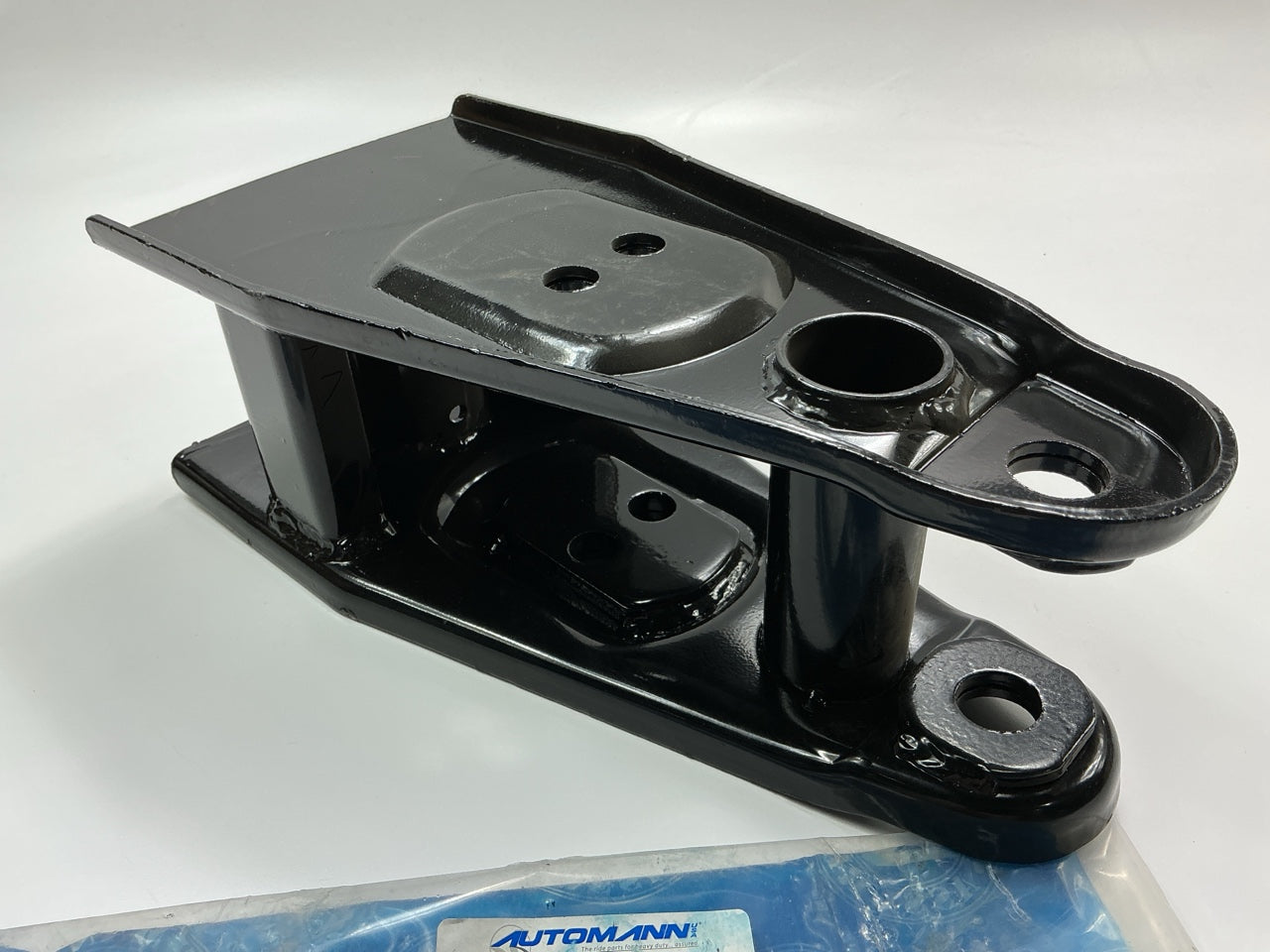 Automann M8290 Hutch Center Leaf Spring Hanger - Replaces E2911, R302911