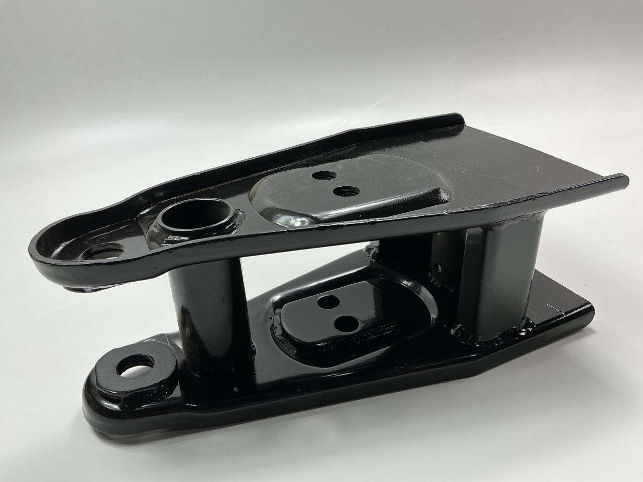 Automann M8290 Hutch Center Leaf Spring Hanger - Replaces E2911, R302911