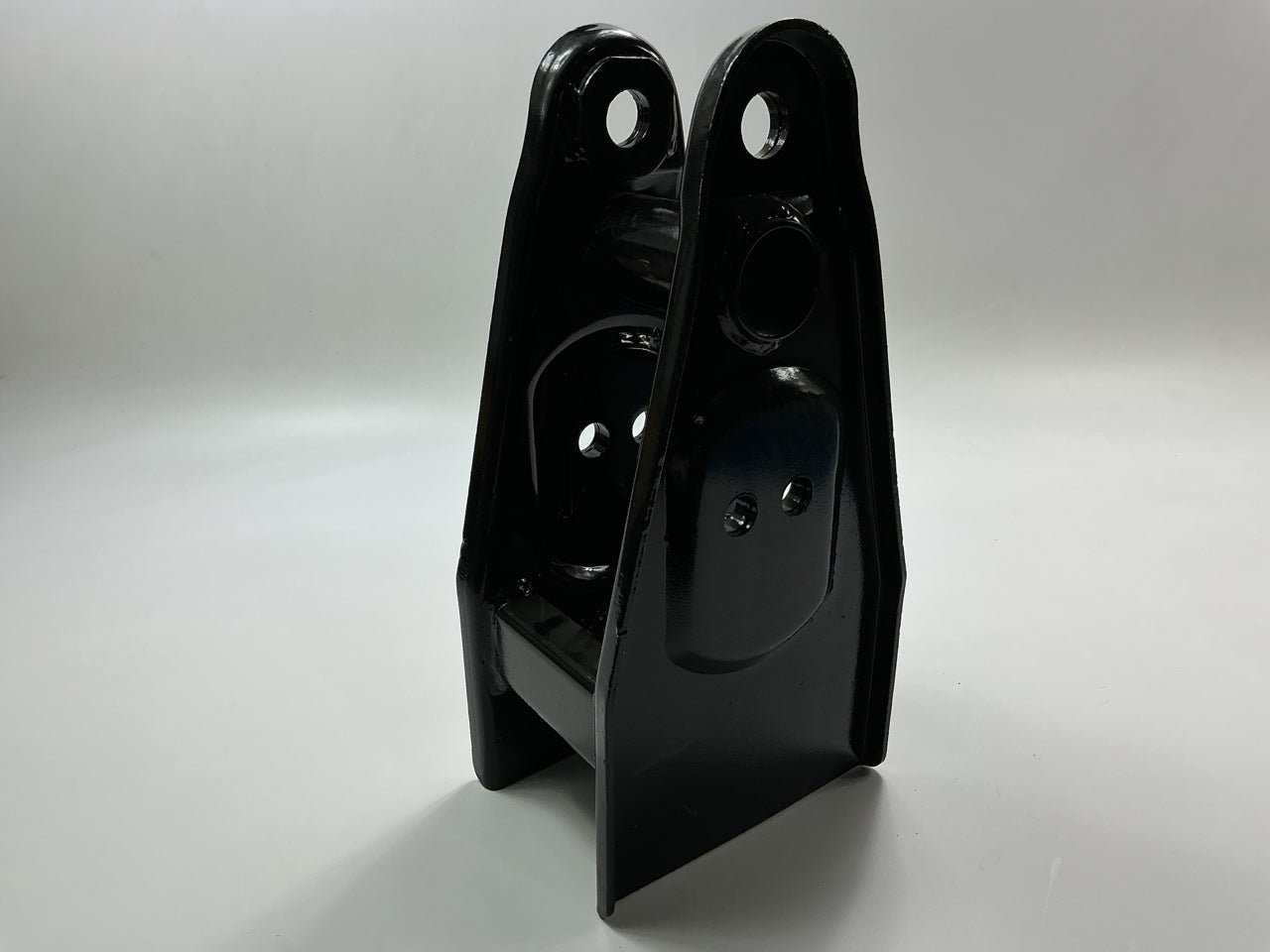 Automann M8290 Hutch Center Leaf Spring Hanger - Replaces E2911, R302911