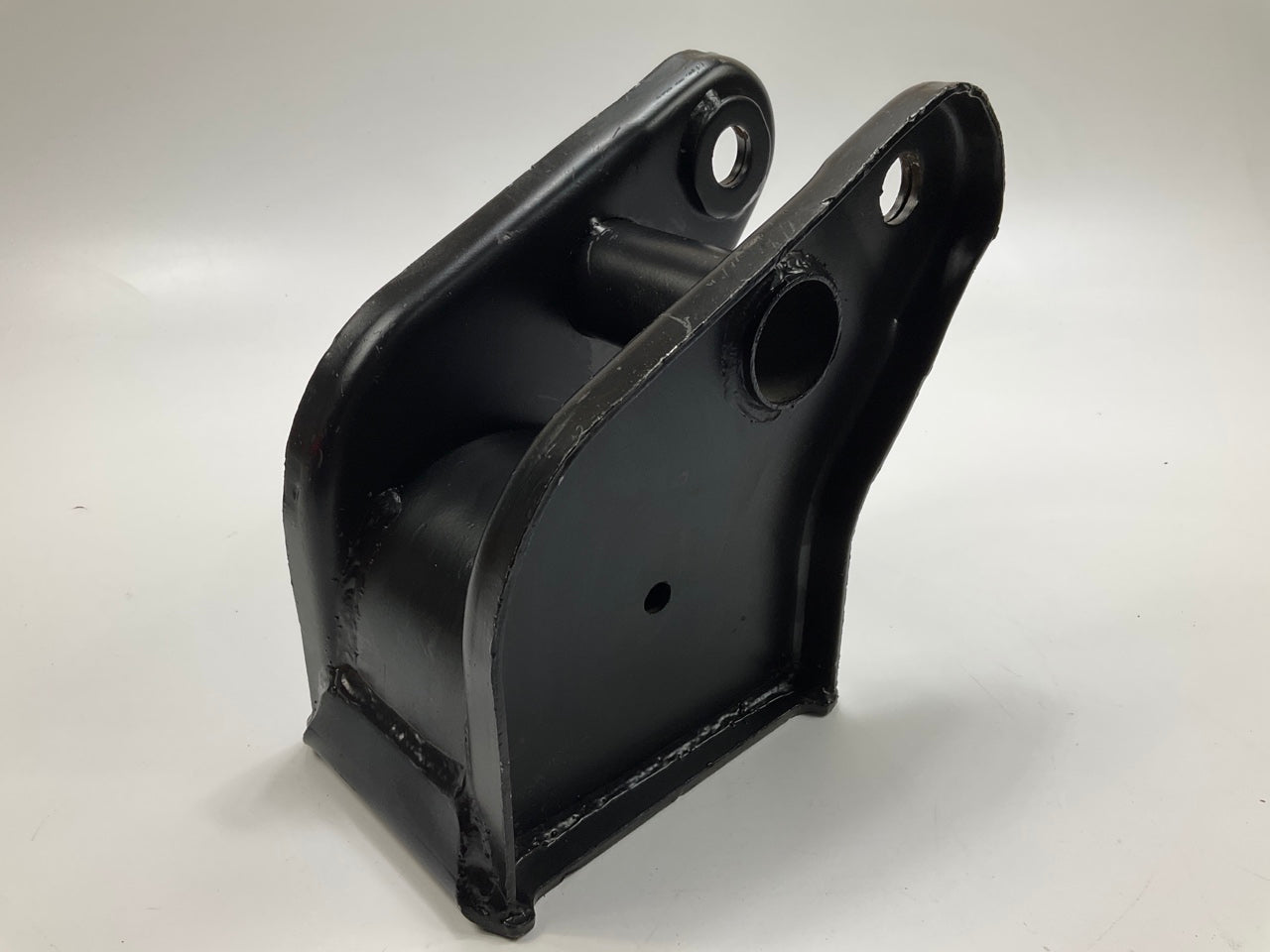 Automann M8294 Hutch Style Suspension Front Hanger Under Mount 20728-01, E-2913A