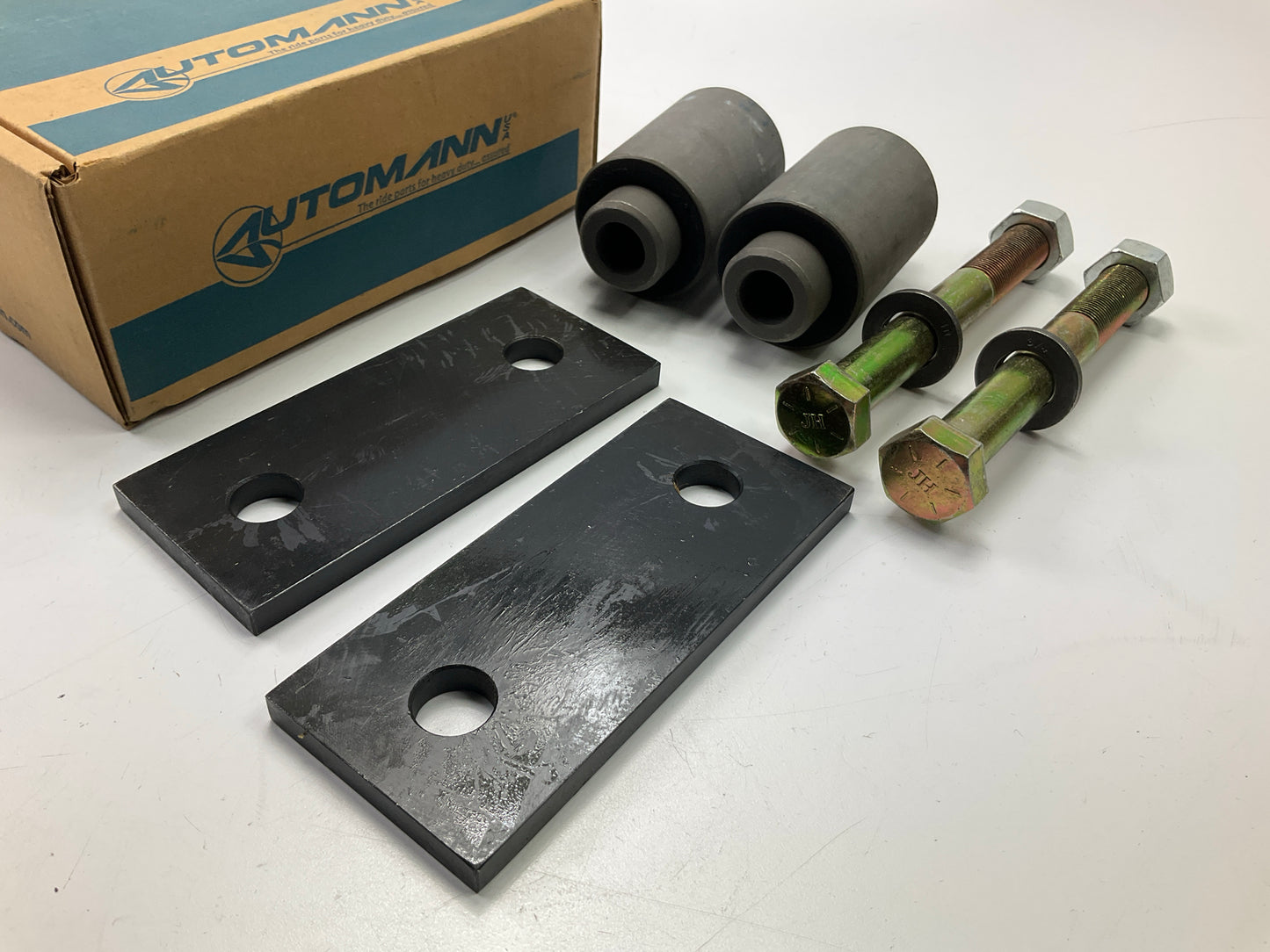 Automann MFL4888 Front Leaf Spring Shackle Kit For Freightliner Replaces 330-218