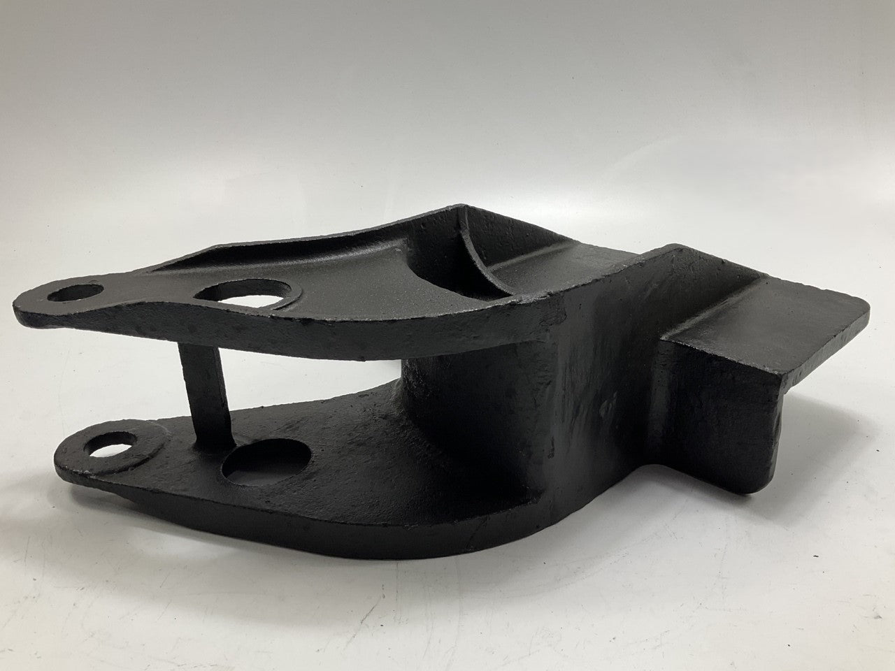 Automann MH808 Front Left Flange Mount Hanger, Replaces Hutch # 70209