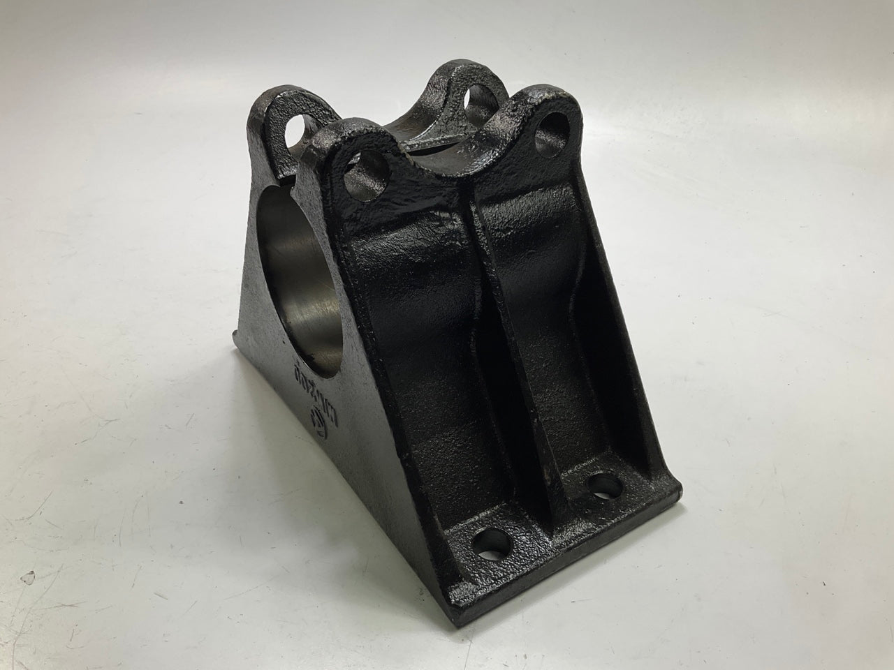 Automann MIW200 Trunnion Hanger, 4-1/2'' High - Hutch H440/900 Trailer
