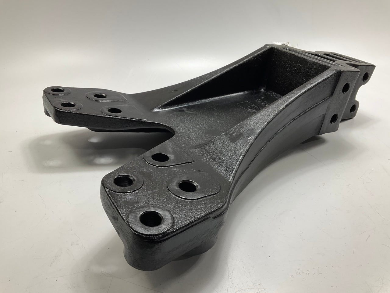 Automann MK16917 Aluminum Center Frame Bracket For Kenworth Airglide 100