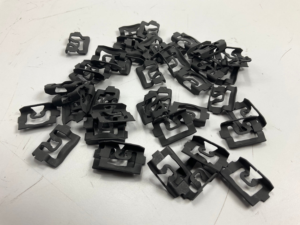Auveco 13564 Windshield & Backlite Reveal Moulding Clips Qty 50