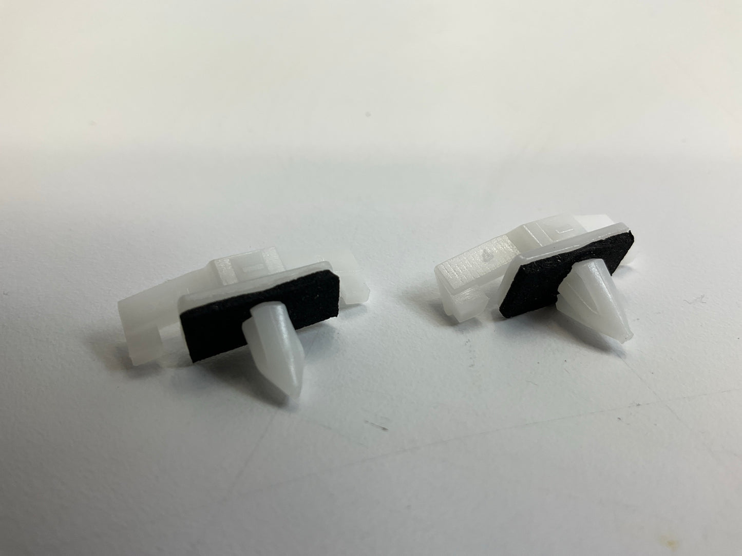 Auveco 20961 Drip Moulding Clip With Sealer For Nissan 350z, Altima, Maxima, G35
