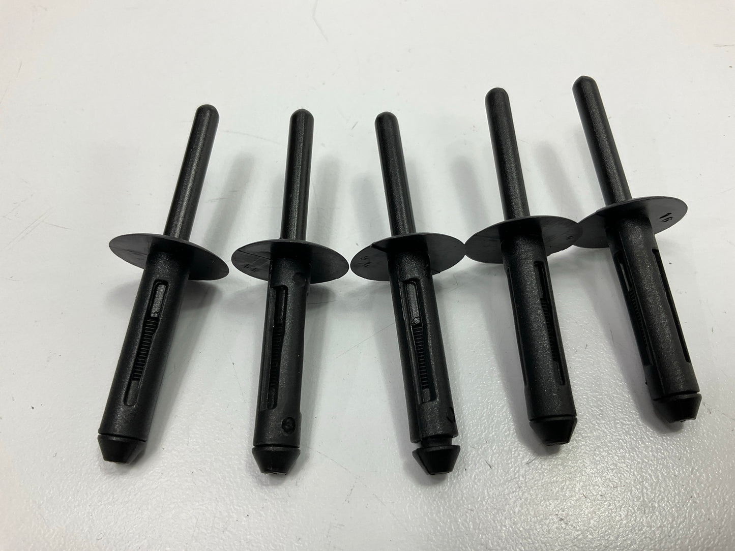 (15) Auveco AP18108 Nylon Rivets 1/4 DIA. 5/32-3/8 Grip Black Qty 15
