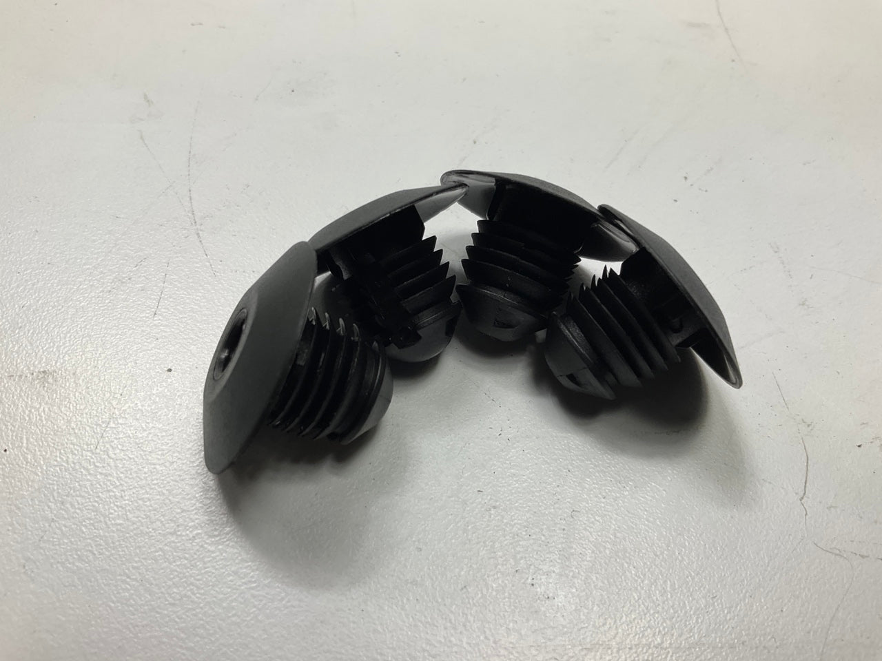 (100) Clips - Auveco AP20362 Bumper Cover Fascia Retainer Clips GM 15056810