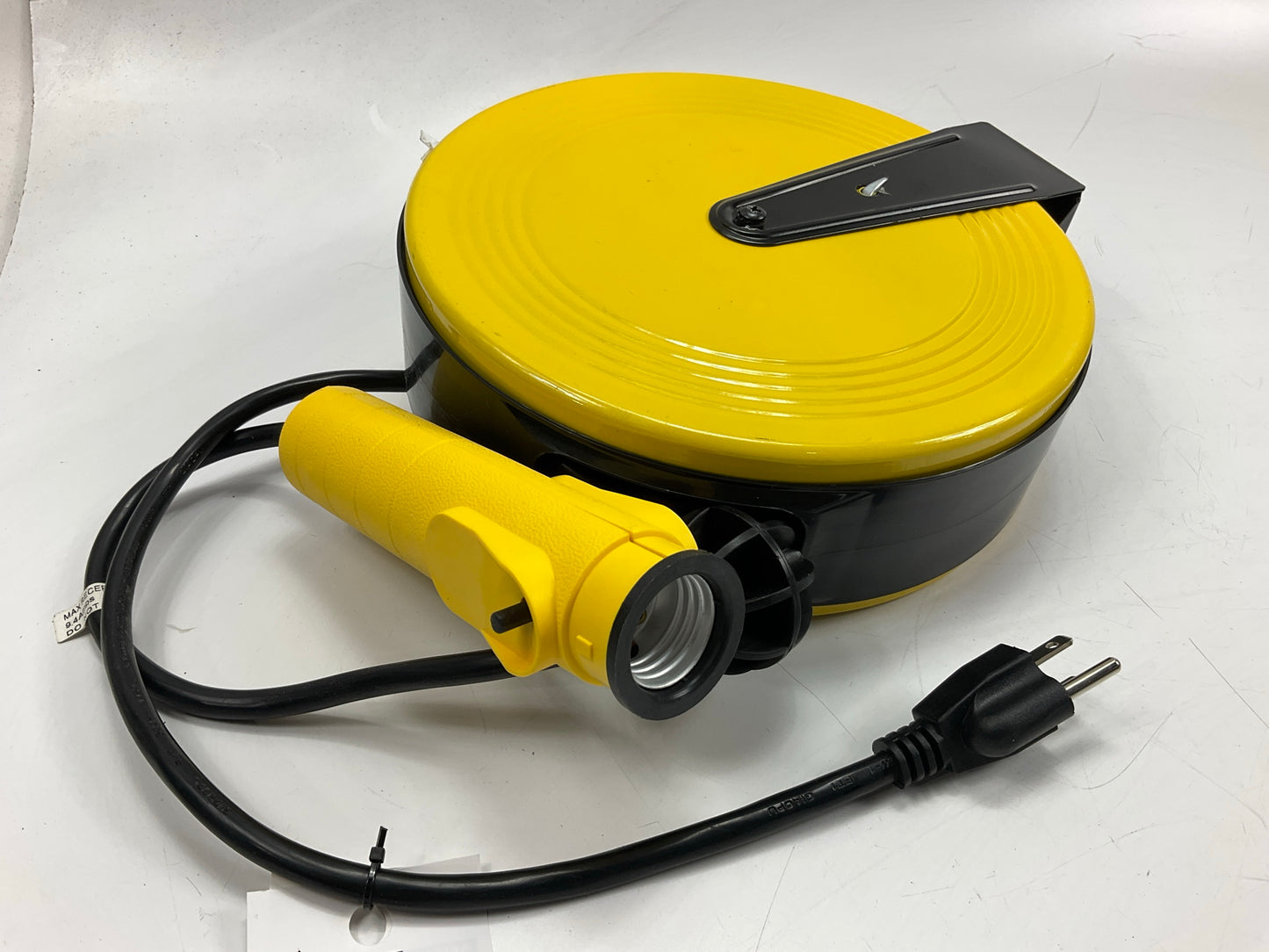 Bayco SL-840 Incandescent Work Light W/ Metal Guard & Single Outlet On 40ft Reel