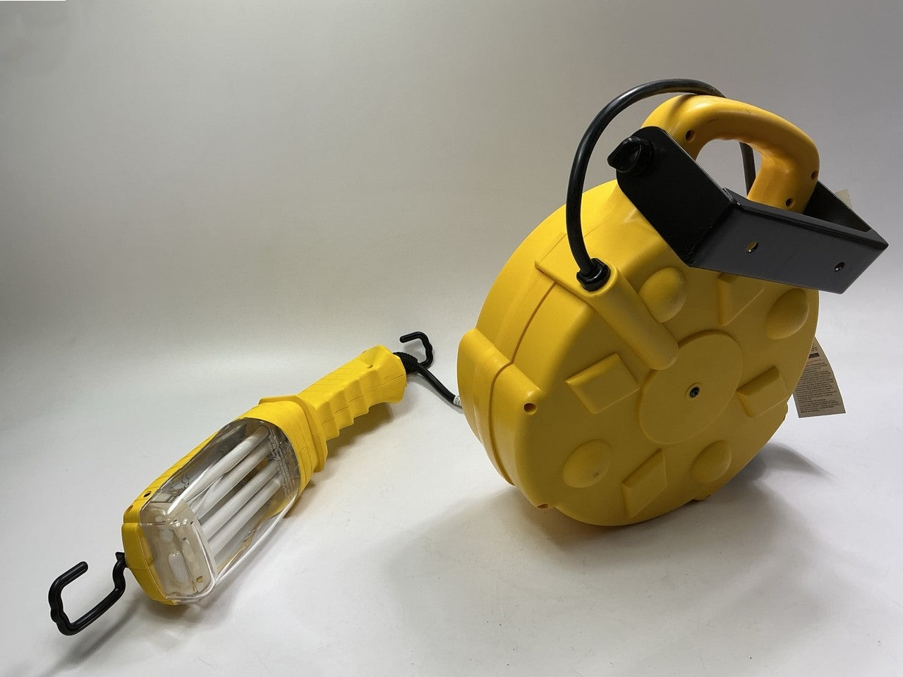 Bayco SL8908 26W Fluorescent Work Light With Single Outlet On 50 Foot Reel