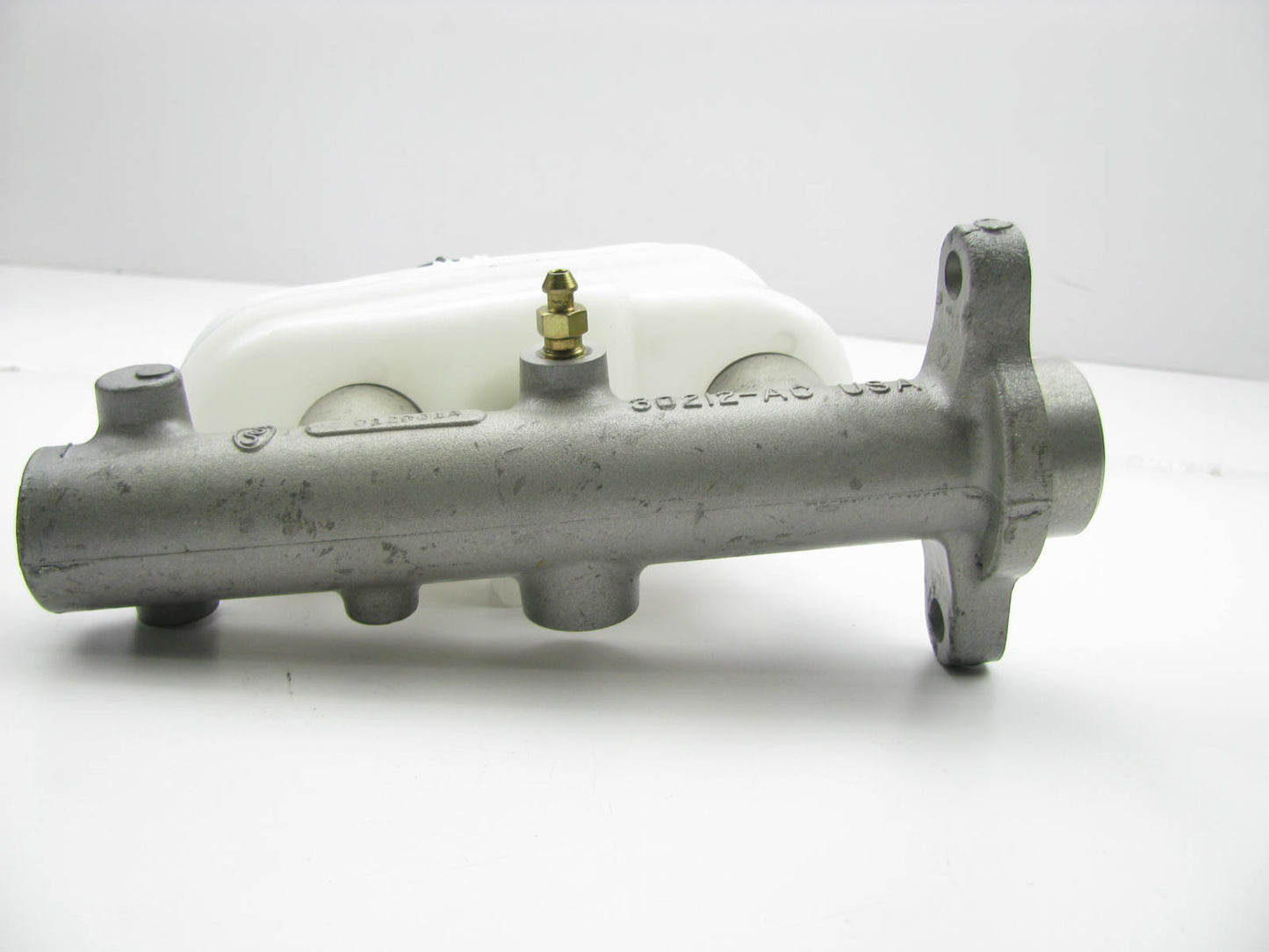 Bendix 13040 Brake Master Cylinder 1995 Crown Victoria, Grand Marquis W/O ABS