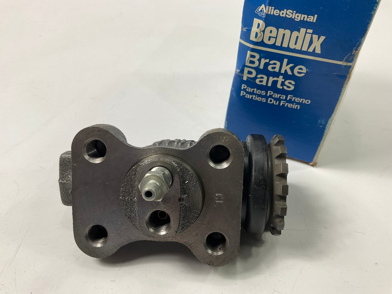 Bendix 33973  Front Left Rearward Drum Brake Wheel Cylinder For 1986-1993 NPR