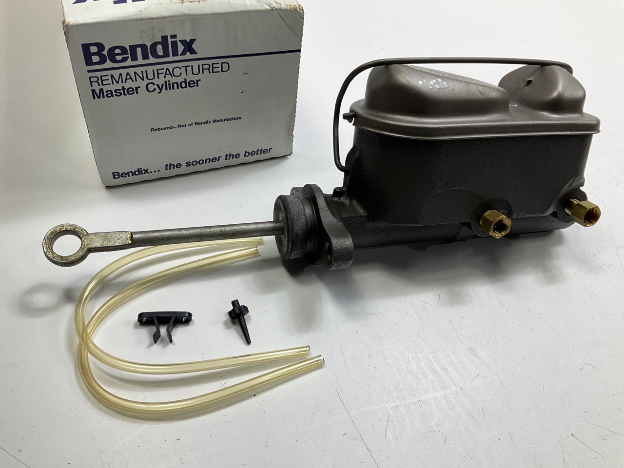 REMAN. Bendix R11667 Manual Brake Master Cylinder
