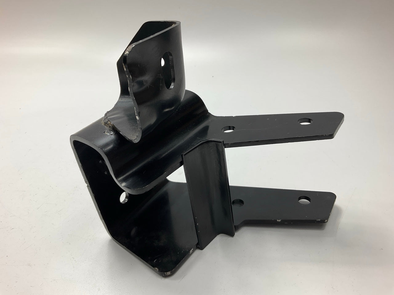 AFTERMARKET - Front Right Passenger Side Bumper Bracket 04-06 Chevy/GMC HD