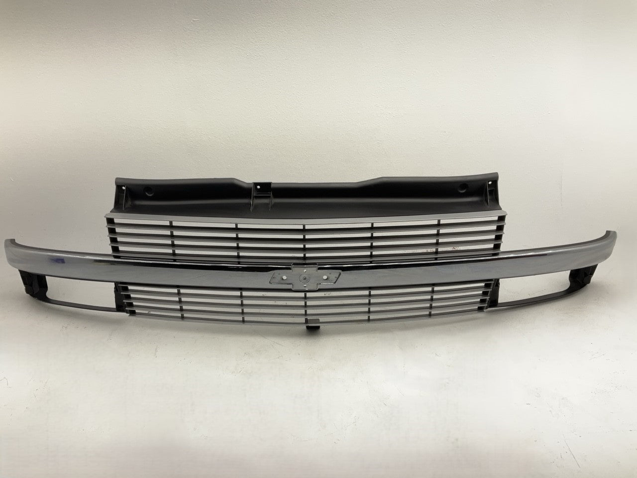HAS SCRATCHES Front Grille 1995-2005 Chevy Astro Van OEM GM # 25112737