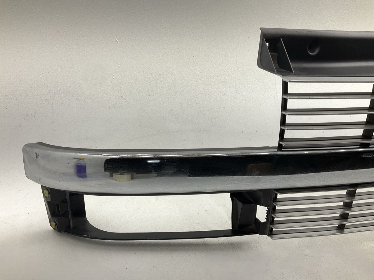HAS SCRATCHES Front Grille 1995-2005 Chevy Astro Van OEM GM # 25112737