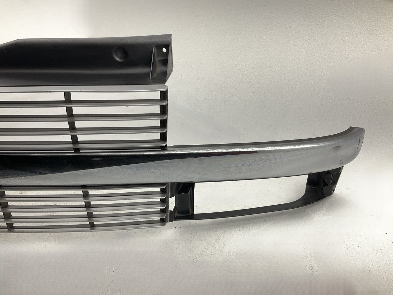 HAS SCRATCHES Front Grille 1995-2005 Chevy Astro Van OEM GM # 25112737