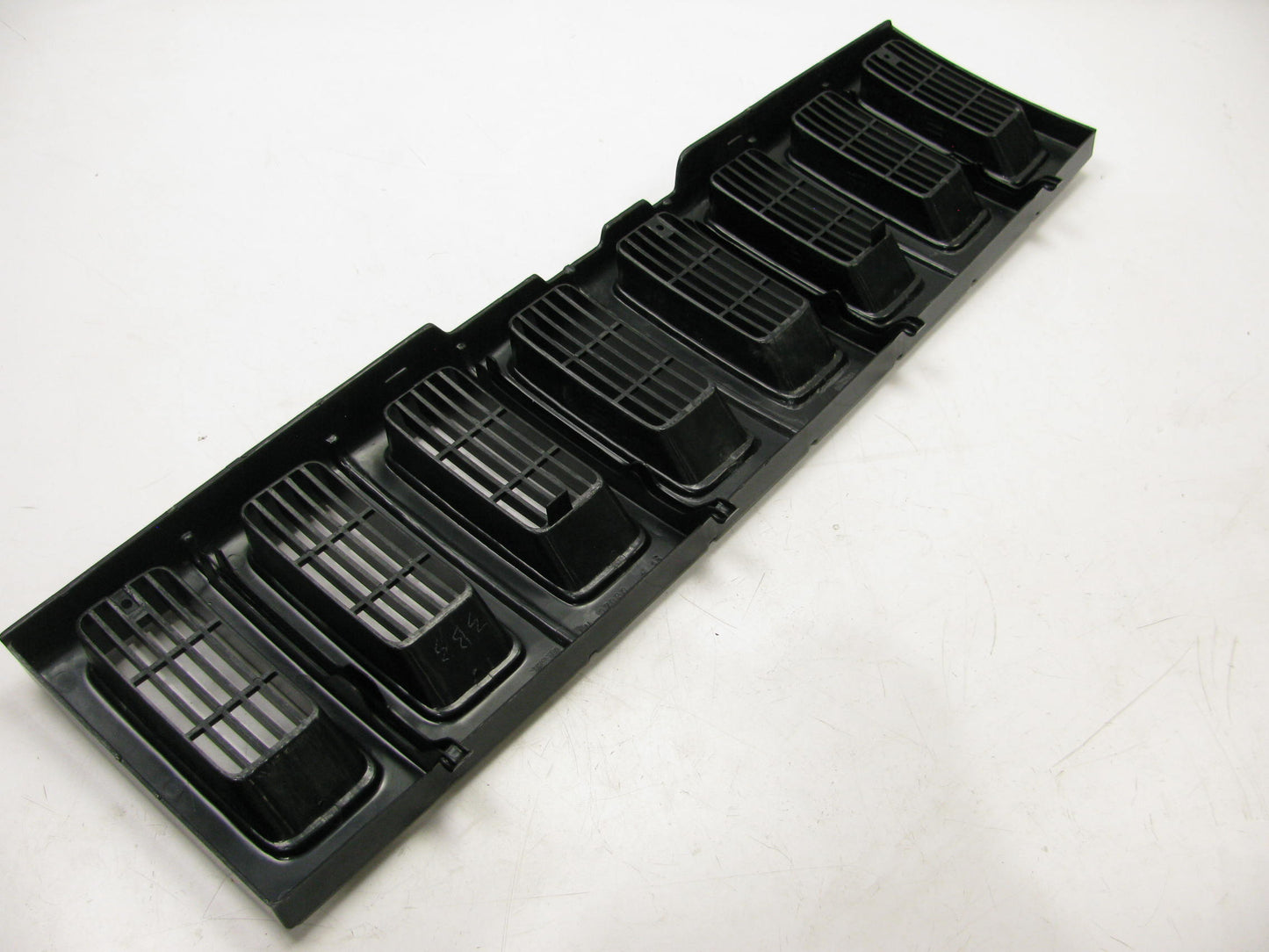 NEW AFTERMARKET Front End Grille For 1993-1995 Jeep Grand Cherokee