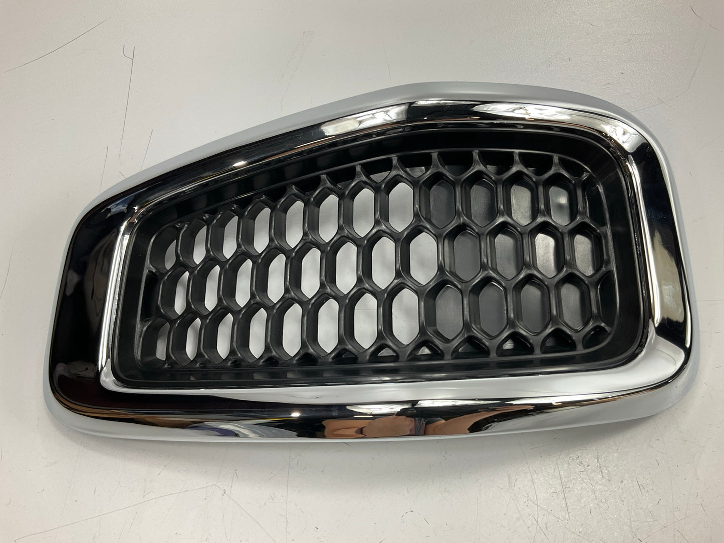 NEW AFTERMARKET Upper Honeycomb Grille Replacement For 2014-2018 Jeep Cherokee