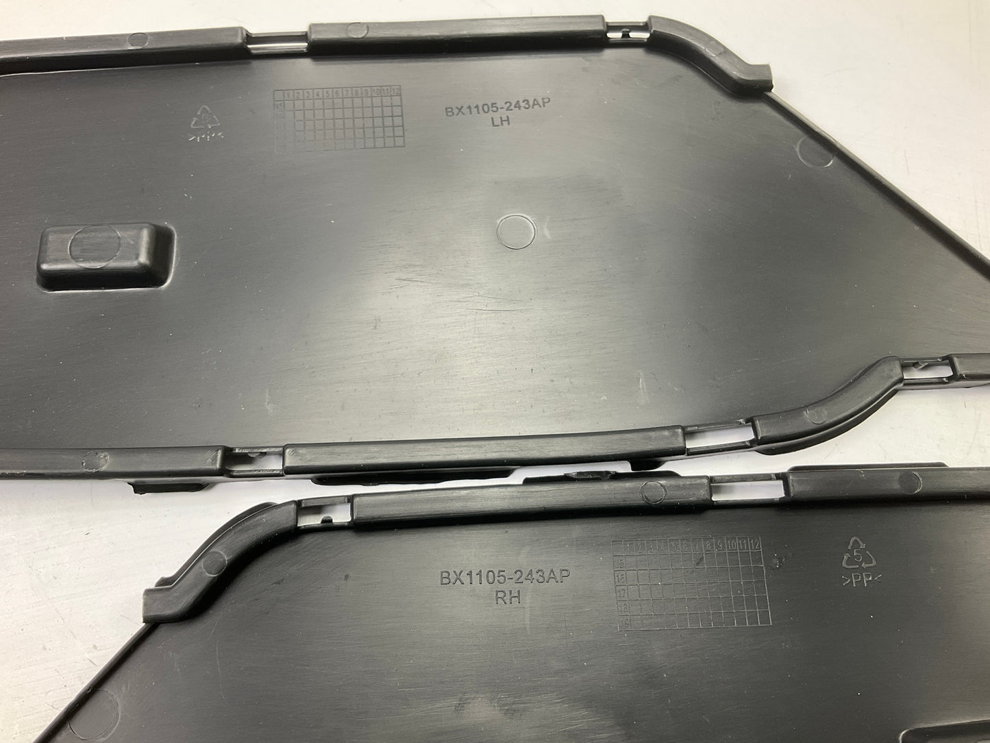 Front Driver And Passenger Side Outer Bumper Cover Grille Inserts 2012 BMW X1