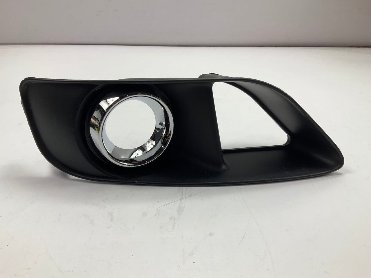 NEW AFTERMARKET Front Left Fog Light Trim Bezel For 2012-2014 Chrysler 300