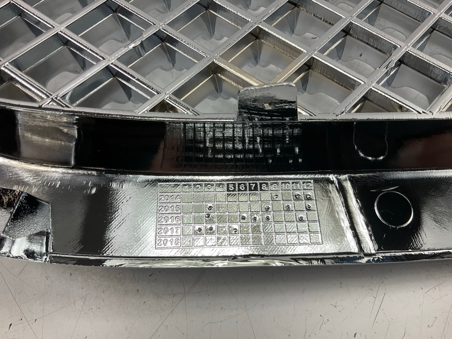 AFTERMARKET -  CHROME Grille Bentley Style For 2005-10 Chrysler 300 CR3C070AA