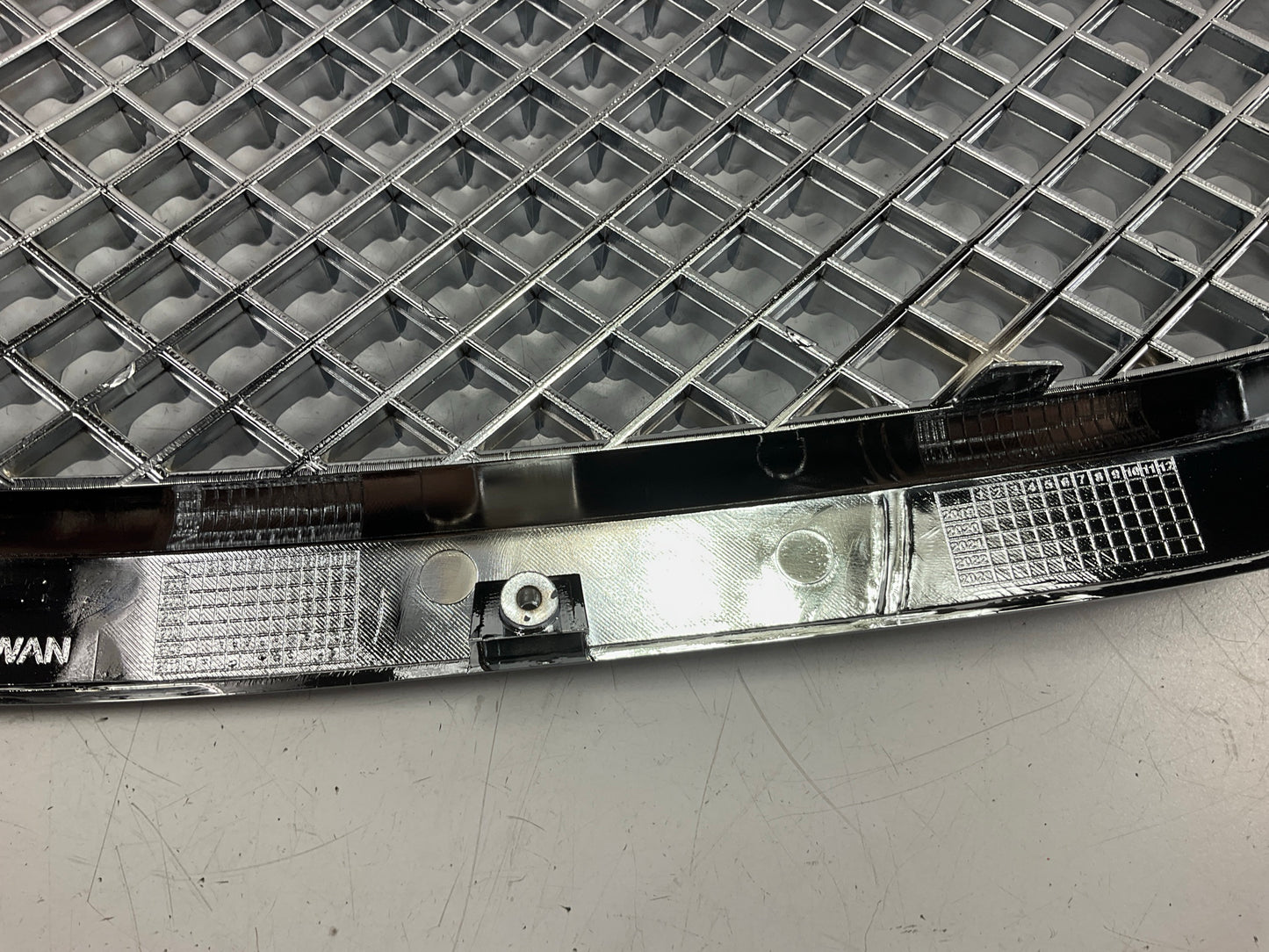 AFTERMARKET -  CHROME Grille Bentley Style For 2005-10 Chrysler 300 CR3C070AA