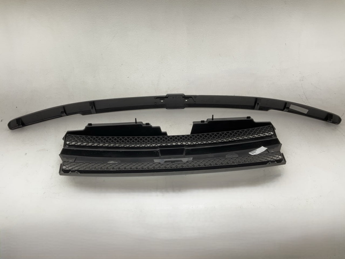 AFTERMARKET Diamond Mesh Grille Shell W/ Badge Slot 2002-05 Trailblazer - Black
