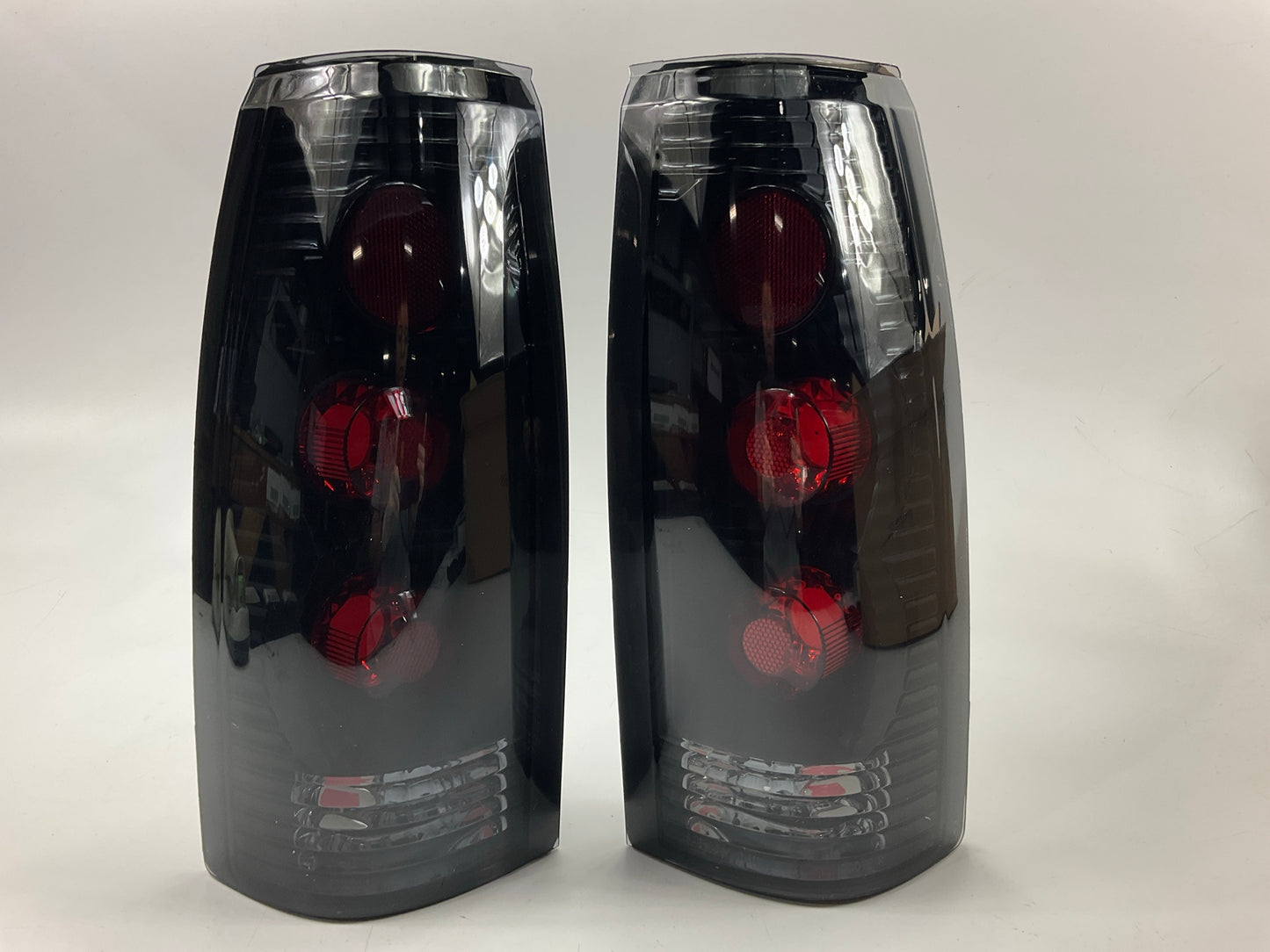 NEW AFTERMARKET CVT1096AH Altezza Black/Smoke Tail Light Lamps SET Left & Right