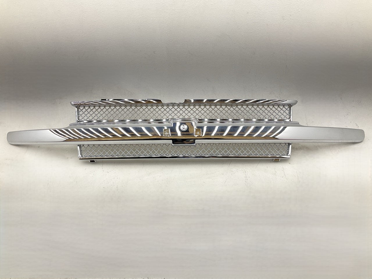 NEW AFTERMARKET CVTR070AE Chrome Grille - 2002-2005 Chevy Trailblazer