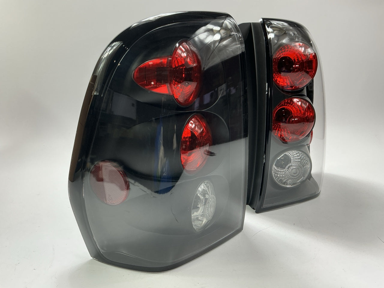 NEW AFTERMARKET JDM BLACK Tail Light Lamps For 2004-2004 Chevy Trailblazer